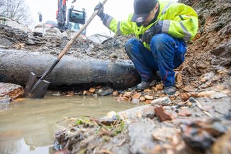 Nach großer Trinkwasser-Havarie in Plauen: Unerwartetes Problem bei Rohr-Reparatur in der Weißen Elster - Der Riss im Rohr ist gefunden - doch vor dem Tausch trat ein Problem auf.