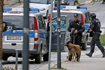 Nach Großfahndung im Juni: Gesuchter Hartmannsdorfer gefunden - Die Moritzstraße in Limbach war an einem Abend im Juni fest in der Hand von Polizisten. Mit Hunden suchten sie nach dem bewaffneten Mann. Er wurde im Postgebäude vermutet, zu dessen Eingang die Treppe (rechts) führt. Doch nach einer Durchsuchung stand fest: Die Annahme war falsch.