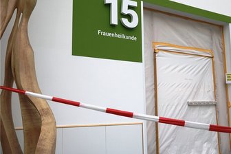 Nach Gynäkologie-Schließung in Leisnig: Ministerium kündigt Prüfung der Versorgungslage in Mittelsachsen an - Noch ist die neue Station für Frauenheilkunde am Kreiskrankenhaus Freiberg eine Baustelle. Mitte November eröffnet sie.