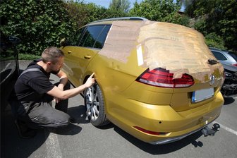 Nach Hagel-Unwetter muss der „Dellendoktor“ ran: Plauens Werkstätten können sich vor Anfragen kaum retten - Dellen und eingeschlagene Scheiben, das hat Kevin Möschke, Mitarbeiter bei KLS in Plauen, lange nicht gesehen.