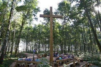 Nach halbem Jahrtausend: Niederdorf baut eigenen Friedhof - Sich im Wald unter einem Baum bestatten zu lassen, wird offenkundig immer populärer. Oft steht in solchen Anlagen mitten auf einem Andachtsplatz ein großes Kreuz.