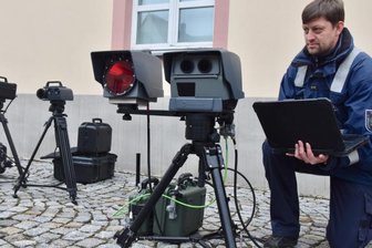 Nach halben Jahr Zwangspause: Limbach-Oberfrohna hat jetzt wieder zulässige Blitzer - Sebastian Meyer, Sachgebietsleiter Vollzugsdienst, am neuen Blitzgerät in Limbach-Oberfrohna, das seit einigen Wochen im Einsatz ist. Im Hintergrund links steht das alte, kleinere Gerät, das wegen technischer Mängel bei den Messungen nicht mehr verwendet werden durfte. 