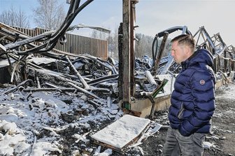 Nach Hallenbrand in Schwarzenberg: Wenn das Lebenswerk in Schutt und Asche liegt - Christian Zitterbart vor der zerstörten Lagerhalle an der Hammerstraße in Schwarzenberg-Untersachsenfeld.