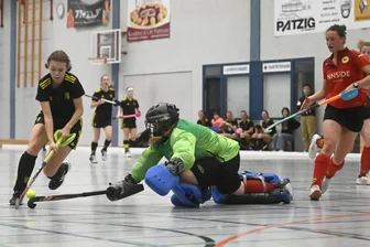 Nach Hallo-Wach-Effekt: Hockey-Damen des Freiberger HTC bestehen Bewährungsprobe - Behielt gegen Dresdens Nele Schöniger die Oberhand: FHTC-Stürmerin Linn Bittermann.