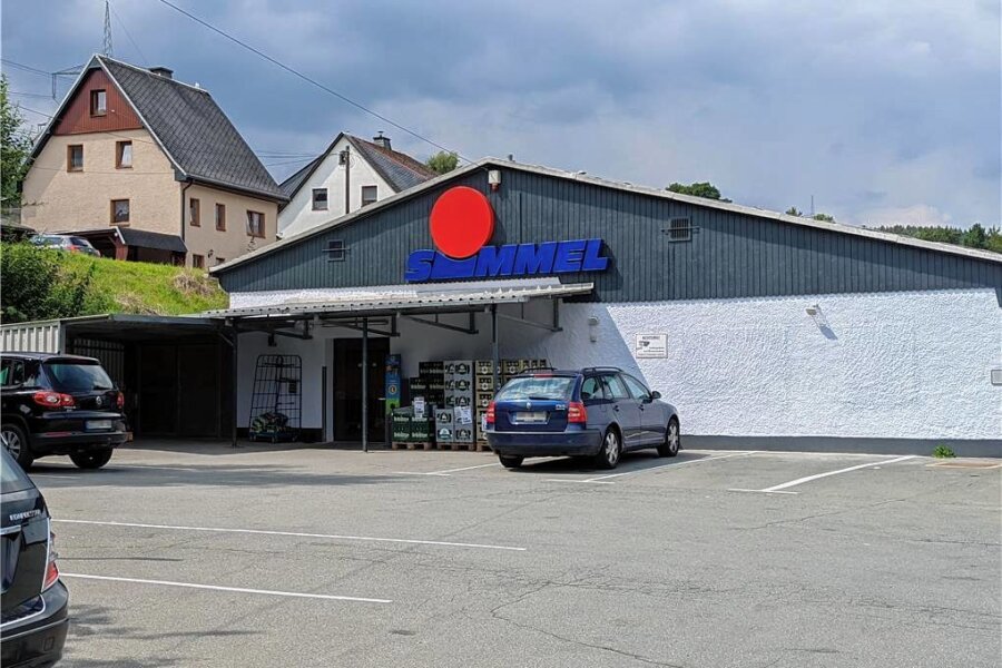 Nach Hammer-Überfall im Erzgebirge - Täter vor Gericht: "Ich bin nicht paranoid" - Im Januar wurde dieser Supermarkt in Steinbach überfallen. 