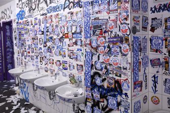 Nach Hansa-Spiel in Aue: Fans toben sich in Gäste-Toilette aus – Wie reinigt Erzgebirge Aue das? - Fans „tapezierten" nach dem Hansa-Spiel am Samstag mit Aufklebern die Gästetoilette im Auer Erzgebirgsstadion.