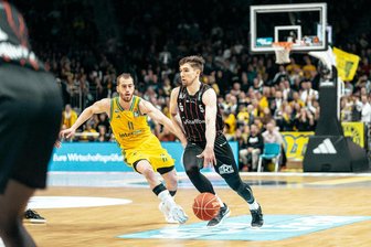 Nach harscher Kritik von Alba Berlin: Verwunderung bei den Niners Chemnitz - Mit 16,1 Punkten pro Spiel gehört Wesley Van Beck von den Niners Chemnitz (hier im Spiel am Silvestertag in Berlin) zu den besten Schützen in der Basketball-Bundesliga. Die Fans haben den US-Amerikaner jetzt zum wertvollsten Spieler des Monats Dezember gewählt.