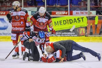 Nach hartem Check: Schietzold fällt mit Kniebeschwerden aus - Schrecksekunde beim Crimmitschauer Heimspiel am Freitag gegen Kassel: André Schietzold liegt verletzt auf dem Eis. Mannschaftsarzt Matthias Modes kümmert sich um den Angreifer. 