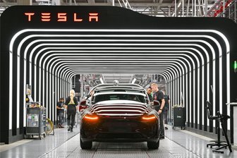 Nach „Hausbesuchen“ der Tesla-Chefs bei kranken Kollegen: So belastend ist die Arbeit für Beschäftigte - Blick auf die Tesla-Endkontrolle bei der Produktion des Model Y in der Gigafactory Berlin-Brandenburg.