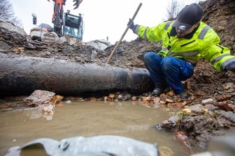 Nach Havarie im Vogtland: Wie baufällig ist das Trinkwasserleitungsnetz? - Diese Hauptwasserleitung aus dem Jahr 1927 unter der Weißen Elster in Plauen ist im Februar gebrochen - ein Stresstest für den Wasserversorger.
