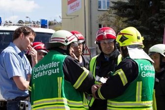 Nach Havarie: Stadtbad Plauen wieder geöffnet - Einsatzkräfte am Mittwoch vor dem Stadtbad in Plauen. Alle Badegäste mussten nach einer Havarie das Gebäude verlassen.