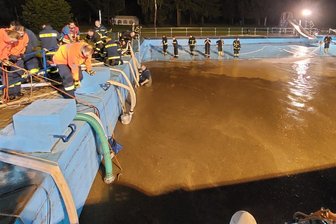 Nach heftigem Unwetter im Vogtland: THW-Reichenbach muss zwei Kilometer Schlauch reinigen - Einsatzort Freibad Reumtengrün. Das Reichenbacher THW arbeitete Hand in Hand mit der Ortsfeuerwehr, um den Schlamm rasch aus dem Becken zu bekommen. Die Wehr verdünnte den Schlamm mit Wasser, so dass er abgepumpt werden konnte.