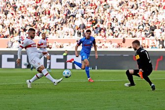 Nach Heimsieg gegen Holstein Kiel: Stuttgarts Undav über die Kapitänsbinde und verbotene Emotionen im Fußball - Deniz Undav lupft zum 1:0 für den VfB.