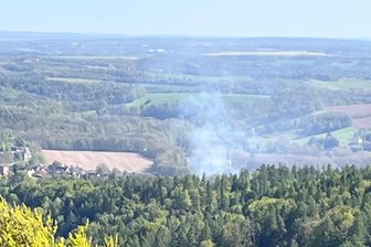 Nach heißem Wochenende: Diese Gefahr besteht jetzt für Waldbrände in Mittelsachsen - Am 2. Mai brannte Wald am Rochlitzer Berg, hier vom Turm aus gesehen.