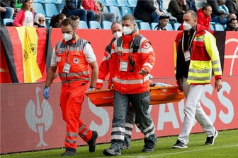 Nach Herzproblemen in Chemnitz: Englische Linienrichterin nicht mehr im Krankenhaus - Auf einer Trage musste die englische Linienrichterin am Dienstag aus dem Chemnitzer Stadion gebracht werden. Sie hatte über Herzprobleme geklagt, wurde im Krankenhaus untersucht.