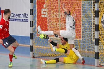 Nach Herzschlagfinale folgt das Endspiel - Hot-05-Torwart Johan Vavrek vereitelte zwei Minuten vor dem Ende eine Großchance von Josip Cacic (weißes Trikot).