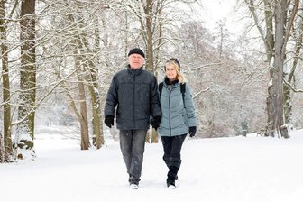 Nach Herzstillstand auf der Kammloipe im Vogtland: „Ich bin froh, noch am Leben zu sein“ - Petra Gritzner und ihr Lebensgefährte Joachim Heintschel fanden den bewusstlosen Skiläufer im Schnee und leisteten Erste Hilfe.