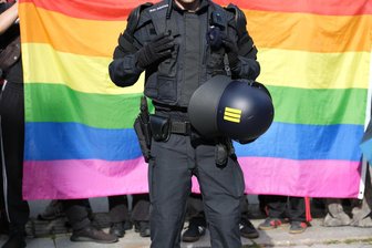 Nach Hetze im Netz zu CSD 2024 in Plauen: BKA prüft mögliches Ermittlungsverfahren - Der Christopher-Street-Day in Plauen war voriges Jahr wegen einer rechten Gegendemo von einem großen Polizeiaufgebot begleitet.