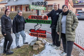 Nach Hilfsaktion im Erzgebirge: Nächster Rückschlag für Kulturzentrum - Booking-Chefin Vanessa Marques, Vereinsvorsitzende Nadja Buhl, Bundesfreiwilligendienstler Nick Schröter und Gastronomiemitarbeiterin Carmen Lehmann (v. l.) gehören zum aktuell achtköpfigen Team der „Alten Brauerei“.