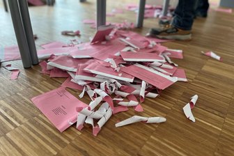 Nach Hinweis eines Wahlbeobachters: In einem Wahlbezirk in Chemnitz musste nochmal nachgezählt werden - 144.921 Menschen haben am 23. Februar ihre Stimme abgegeben. 1267 Wahlbriefe mussten zurückgewiesen werden. Hauptgrund: Der Wahlbrief enthielt keinen oder keinen gültigen Wahlschein. Das kam 755-mal vor.