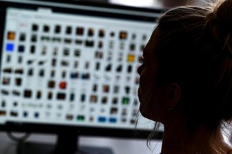 Nach Hinweisen aus den USA: Kinderporno-Fall in Mittelsachsen vor Gericht - Eine Kriminaloberkommissarin sitzt vor einem Auswertungscomputer bei Ermittlungen gegen Kinderpornografie und sexuellem Missbrauch.