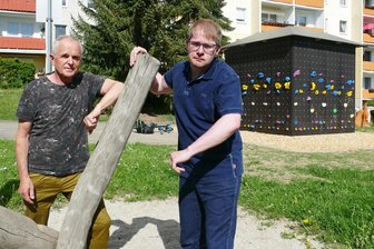 Nach Hirnblutung und Locked-in-Syndrom: Wie sich ein Erzgebirger zurück ins Leben bouldert - David Fritzsche und sein Vater Christian Fritzsche vor dem Zschopauer Boulderwürfel, der Kinder und Jugendliche, aber auch Menschen mit Handicap zum Klettern animieren soll.
