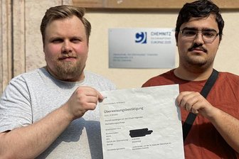 Nach Hitlergruß auf Chemnitzer Schul-Homepage: Schüler spenden Klassenkasse an Auschwitz-Komitee - Klassenlehrer Benjamin Schaffrath (links) und Abdallah Abdou, Schüler der Klasse 10a der Chemnitzer Oberschule „Am Körnerplatz“. 300 Euro aus der Klassenkasse sollen einem Gedenk- und Erinnerungsort für den Chemnitzer Auschwitz-Überlebenden Justin Sonder zugutekommen.