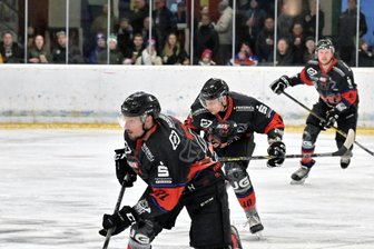 Nach hitzigem Top-Duell der Eishockey-Regionalliga Ost: Gäste aus Berlin bleiben im Erzgebirge der Pressekonferenz fern - Schönheides Torjäger Tomas Rubes (vorn) steuerte zwei Treffer zum Heimsieg der Wölfe bei, die nun die Tabelle anführen. Gegen FASS Berlin erlebten 560 Zuschauer eine packende Partie und brisante Szenen.