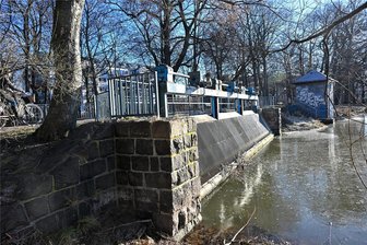 Nach Hochwasser in Chemnitz: Rathaus lässt Wehr im Stadtzentrum in Ordnung bringen - Nach dem Hochwasser vor knapp drei Wochen in Chemnitz muss auch das Auslaufwehr des Schloßteiches nahe der Promenadenstraße in Ordnung gebracht werden. Das bei Spaziergängern und Joggern beliebte Teichareal am Rande des Stadtzentrums war Heiligabend zum Teil überflutet worden.