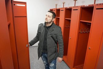 Nach Hochwasser-Totalschaden: Feuerwehr Mühlhausen heiß auf neues Depot - Mühlhausens neuer Feuerwehrchef Benny Heilmann schaut sich schon mal die neue Umkleide an. Bisher mussten sich die Kameraden direkt in der Fahrzeughalle umziehen.