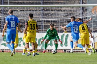 Nach Horrorcrash auf dem Fußballplatz: Wie geht es VFC-Keeper Karl Pischon? - Karl Pischon (Mitte) hofft, in dieser Saison noch einmal für den VFC Plauen im Tor stehen zu können.