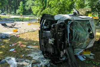 Nach Horrorcrash in Hartenstein: Empfindliche Geldstrafe für Verursacher - Dieser Vito-Transporter wurde wie ein Spielzeugauto von der Straße gedrängt und überschlug sich mehrfach. Der Fahrer wurde verletzt.