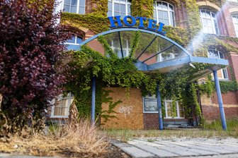 Nach Hotel-Aus in Burgstädt: Baustopp für betreutes Wohnen mit Pflege- und Demenzstation - Das Hotel „Alte Spinnerei“ in Burgstädt im Dornröschenschlaf. Türen und Fenster sind mit Brettern verschlossen, Unkraut wuchert.
