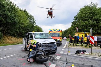 Nach Hubschrauber-Einsatz auf Autobahnzubringer: Polizei macht Angaben zu Unfallhergang - Auf dem Autobahnzubringer kam es zu einem Frontalcrash zwischen einem Motorrad und einem Kleintransporter.