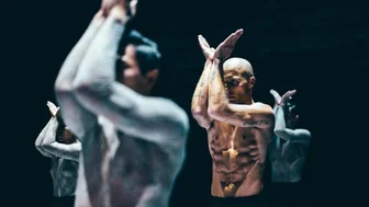 Nach Hundekot-Attacke: Niederländisches Dans Theater setzt Zusammenarbeit mit Choreograf Marco Goecke aus - Die Kritik an seiner Inszenierung "In The Dutch Mountains" in der "Frankfurter Allgemeinen Zeitung" hatte den Choreografen Marco Goecke so erzürnt, dass er der Rezensentin Wiebke Hüster die Exkremente seines Dackels ins Gesicht schmierte. Nun zieht auch das NDT die Konsequenz und setzt die Zusammenarbeit mit Goecke aus.