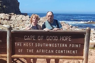 Nach ICE-Panne 2025: Ehepaar aus Mulda war nun doch in Südafrika - Marion und Christoph Tanneberg aus Mulda am südlichsten Punkt Afrikas.