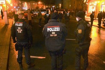 Nach illegalen Protesten: Diakonie Auerbach ruft zur Besonnenheit auf - Am Sonntag war die Polizei wegen Spaziergängern auch in Auerbach unterwegs.