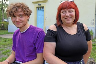 Nach Inobhutnahme und neuer Familie: Wie Ian in Niederbobritzsch den Schritt ins Leben geht - Verstanden sich all die Jahre sehr gut: Ian und Erzieherin Svetlana Koschnick.