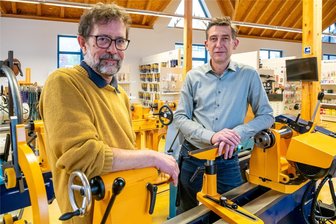 Nach Insolvenz: Drechselzentrum Steinert in Olbernhau von Firma aus Bayern übernommen - Martin und Roland Steinert (v. l.) im Verkaufsraum des Drechselzentrums Olbernhau. Das wurde jetzt von einer Gesellschaft mit Sitz in Kiefersfelden übernommen.