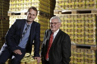 Nach Insolvenz: Lausitzer Gruppe übernimmt Beeren-, Wild-, Feinfrucht GmbH im Vogtland - Werner Deharde und sein Sohn Maximilian (links) stehen für Produkte mit dem Markennamen "Lausitzer". Nun übernehmen Sie den Geschäftsbetrieb von BWF im Vogtland.