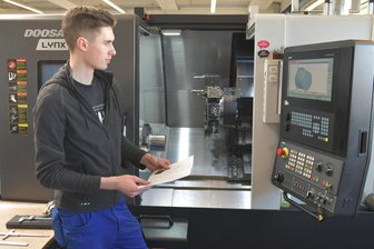 Nach Insolvenz und Übernahme: So will ein metallverarbeitender Betrieb aus Oederan neu starten - Lucas Holland arbeitet an einer CNC-Drehmaschine bei der MTH Spano in Oederan.