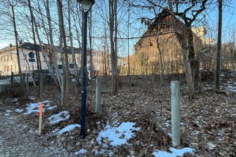 Nach jahrelangem Kampf: Parkplatz-Bau im Vogtland kann starten - Noch ist die Fläche gegenüber dem Trampeli-Haus am Markt in Adorf teils verwildert.