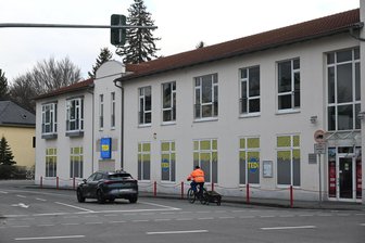 Nach jahrelangem Leerstand in Ort im Erzgebirge: Tedi eröffnet Filiale in Brache - Die Schilder kündigen es an: Hier eröffnet Tedi im März eine Filiale.