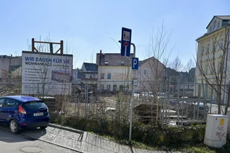Nach jahrelangem Stillstand: Stadt will „Filetstück“ am Werdauer Brühl zurück - Ein Bauschild als Absichtserklärung: Mehr ist bisher auf einem Gelände am Brühl nicht passiert.