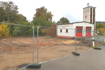 Nach jahrelangem Warten: Dorf im Vogtland kann endlich Millionenprojekt anpacken - Blanker Boden statt Wiese: Ein untrügliches Zeichen, dass es am Gerätehaus vorwärts geht.