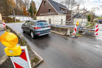Nach jahrelangen Problemen: Brücke in kleinem Ort im Erzgebirge wird erneuert - Die Brücke in Heidersdorf ist auf eine Fahrspur verengt.