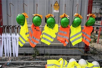 Nach jahrelanger Kritik: Freistaat Sachsen stellt nun mehr Kontrolleure für Sicherheit am Arbeitsplatz ein - Zum Arbeitsschutz auf Baustellen gehören Warnwesten und Helme oft mit dazu. Der Freistaat Sachsen will nun die Kontrollbehörden für Arbeitsschutz stärken.