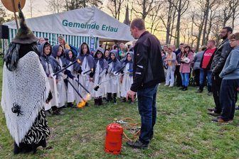 Nach jahrelanger Pause: Beerwalde trifft sich zum Hexenfeuer - Zum Hexenfeuer in Beerwalde, organisiert durch den Verein Beerwalde wird aktiv, entzündeten Kinder gemeinsam mit Hexe Wilma das Feuer. 