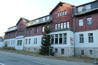 Nach Jahren des Verfalls: Altes Hotel im Erzgebirge wird abgerissen - Das einstige Hotel „Waldfrieden“ in Steinbach soll abgerissen werden.