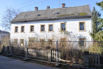 Nach Jahren des Verfalls: Gemeinde Hartmannsdorf lässt marodes Wohnhaus abreißen - Das ehemalige Wohnhaus in der Unteren Ufergasse 8 in Hartmannsdorf ist eine Ruine.